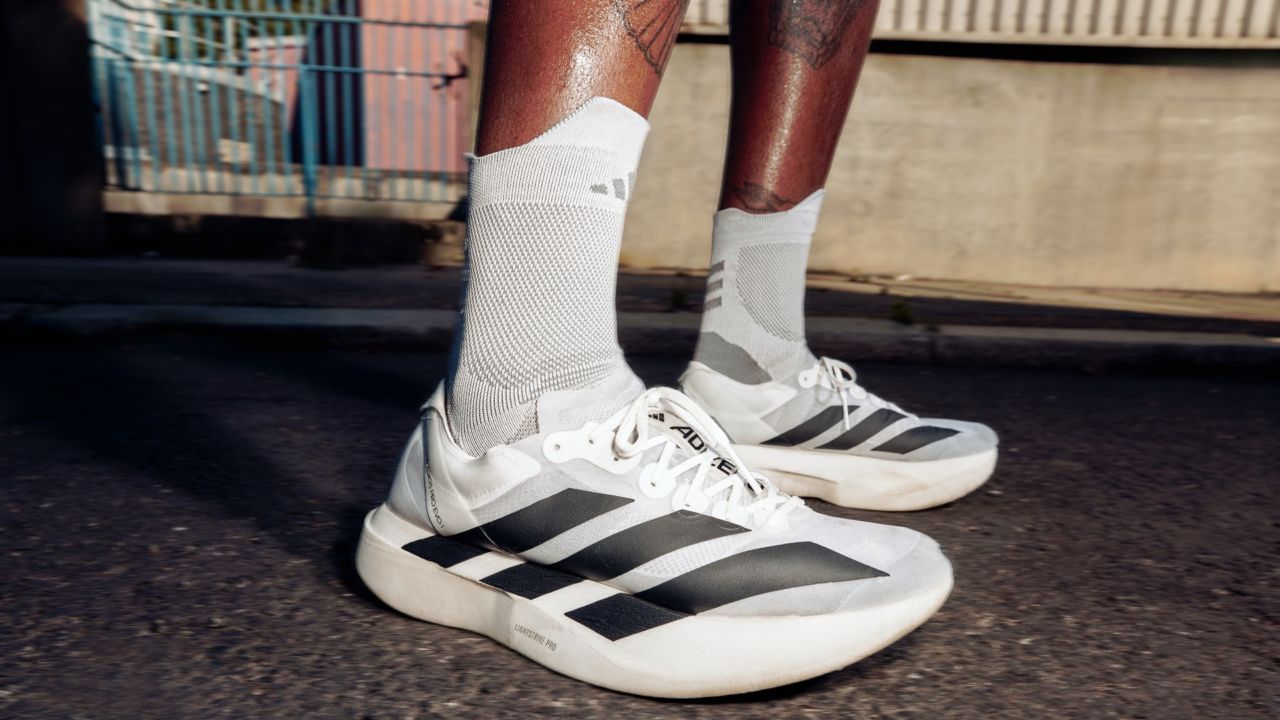 Tenis adidas en forma de pie sale